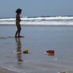 La contaminación puede convertir una playa hermosa en un paisaje deprimente y dañino