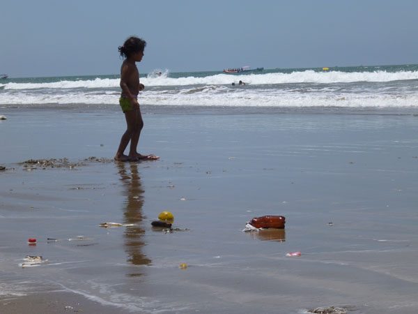 Contaminación en la playa el murcielago