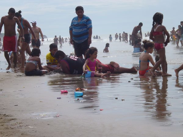 Playa el Murcielago trabaja para la clasificacion de desechos solidos