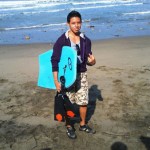 Un surfista y estudiante de Recursos Naturales y Ambientales da charlas para el cuidado de la playa El Murciélago