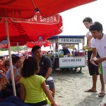 Instructores en acción aportan en el mantenimiento de la Playa el Murciélago