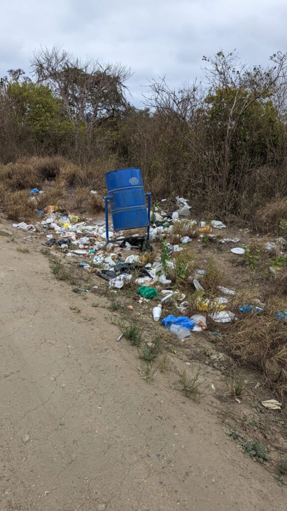 Basura regada alrededor tachos