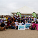 EcoPlayas retiro 111 lbs. de basura de la playa San Mateo junto a las candidatas a Reina de Manta