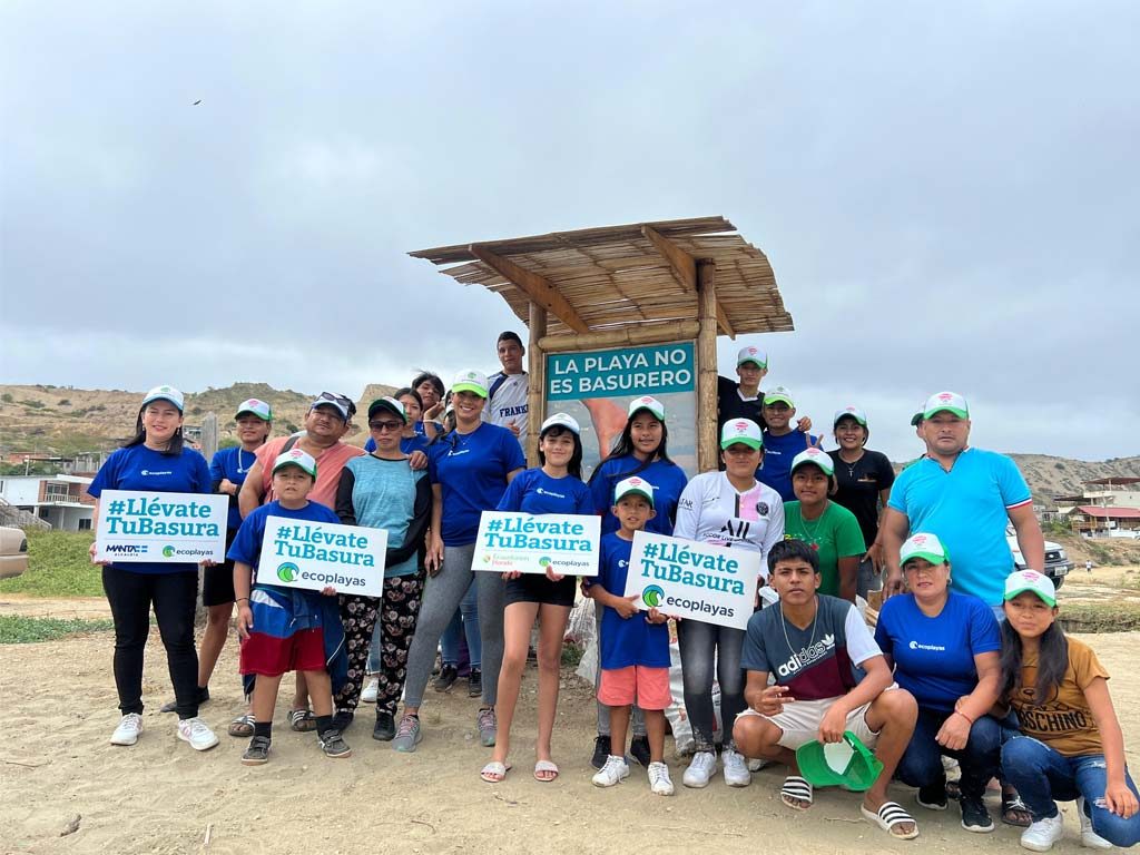 Jovenes-de-Santa-Marianita-se-organizan-como-Guarda-Playas-para-educar-a-la-comunidad